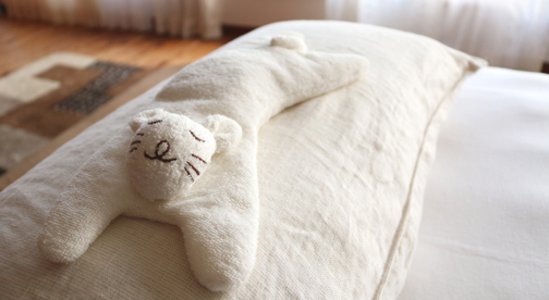 オーガニックコットン100%のハンドメイド「ねこちゃんアイピロー」