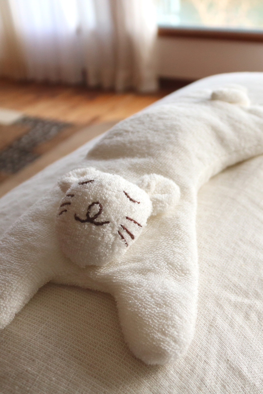 オーガニックコットン100%のハンドメイド「ねこちゃんアイピロー」