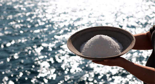 天日や火山蒸気で海水を濃縮してできる塩は天然のミネラルを豊富に含み、味わいもひときわ!