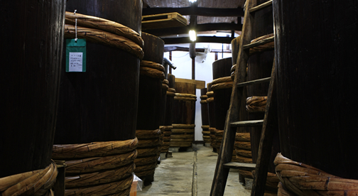 天然醸造、木桶での長期熟成が本物の醤油の味を造る。