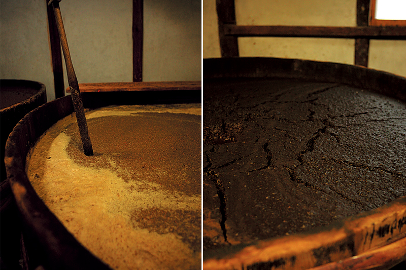 天然醸造、木桶での長期熟成が本物の醤油の味を造る。